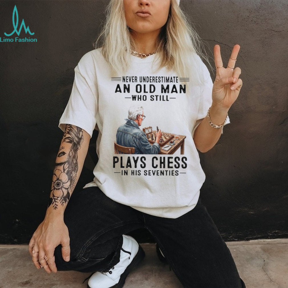Never Underestimate Old Man Playing Chess 70s Hobby T Shirt