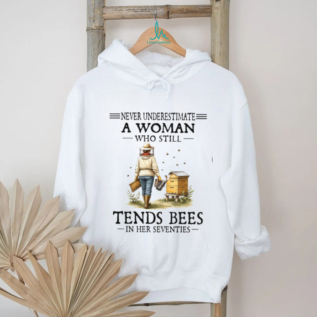 Never Underestimate Woman Beekeeper Honey Bee 70s Shirt