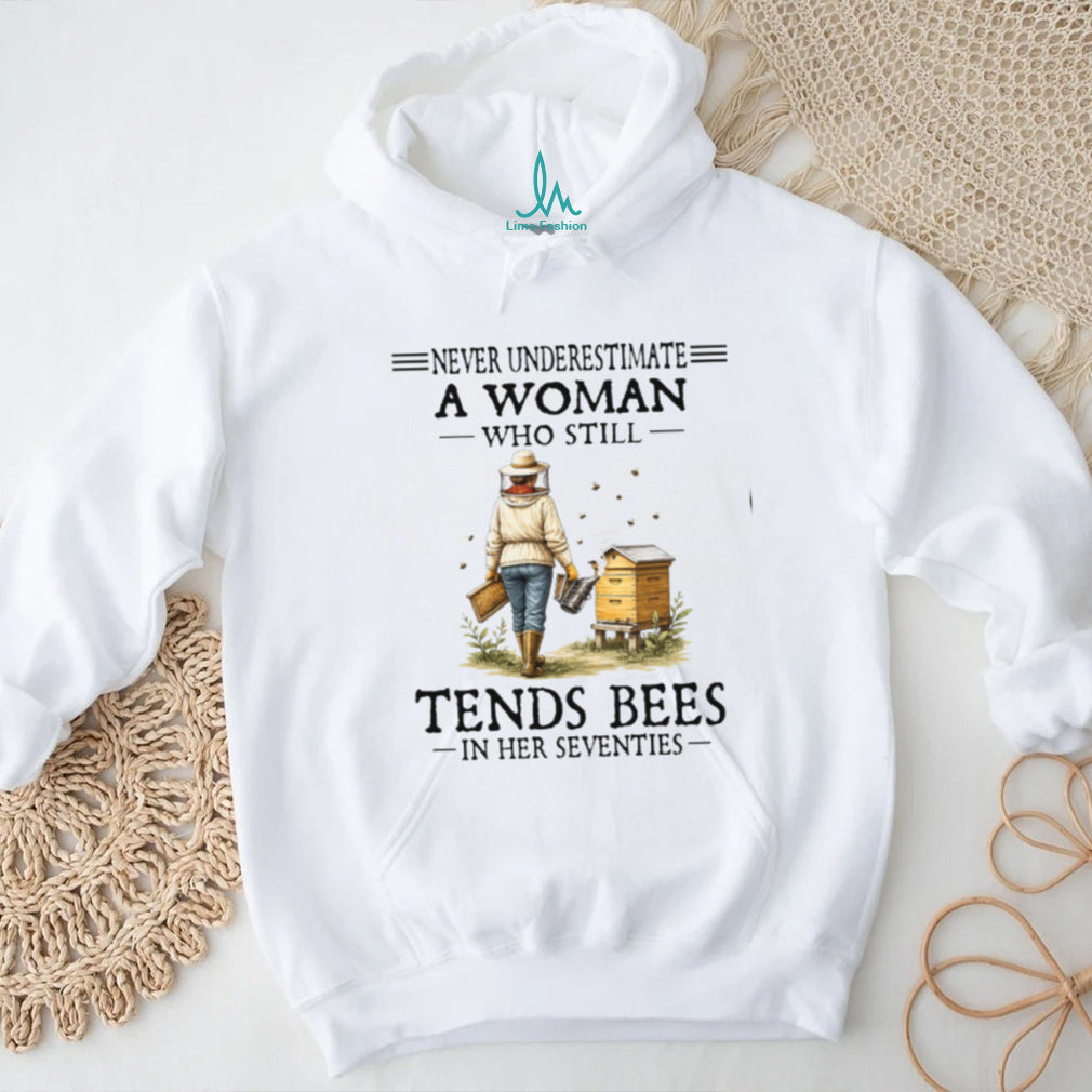 Never Underestimate Woman Beekeeper Honey Bee 70s Shirt