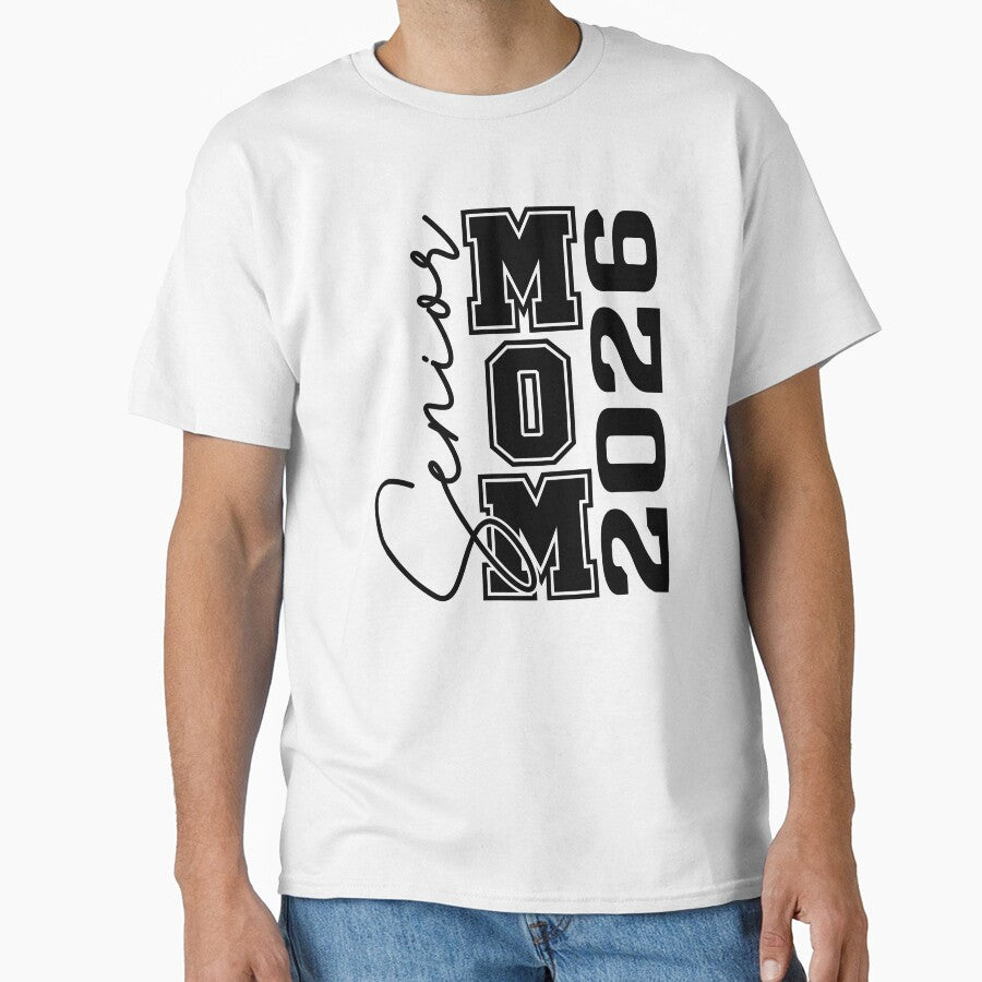 Senior Mom 2026 shirt,Gift for Proud Mom High School Senior T-shirt classique by PrintMod