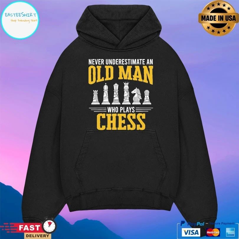Never Underestimate An Old Man Who Plays Chess T-shirt